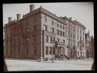 Die Häuser zwischen der 67. und 68. Straße, einschließlich der George Gould Residenz, New York, 1900-01